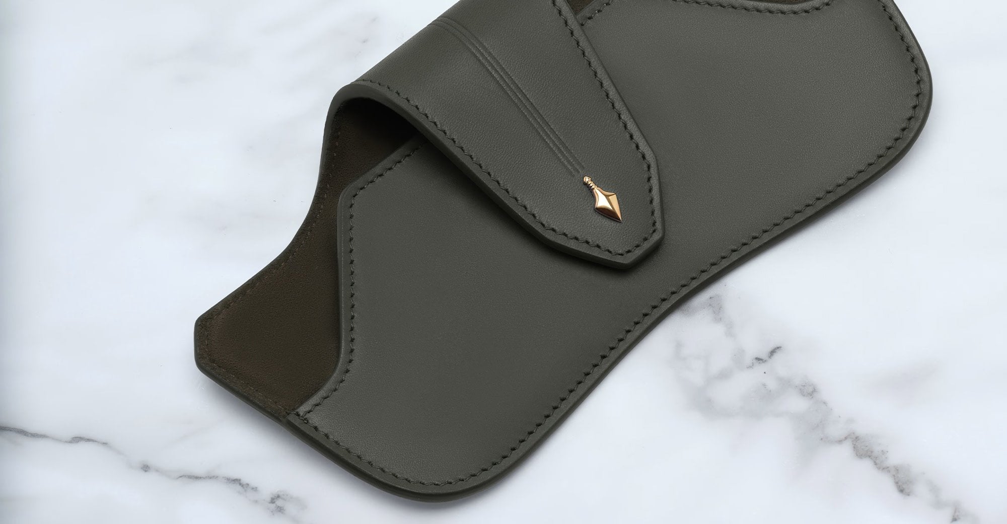 Ottica Mondello Roma - Jacques Marie Mage - JMMHTC-A21 - JMM EYEWEAR CASE - HUNTER - AGAVE - Leather - shape Eyewear case - Black - ACCESSORI - ACCESSORIES - Unisex,Uomo,Donna,Women,Men - lens  - Made In Italy