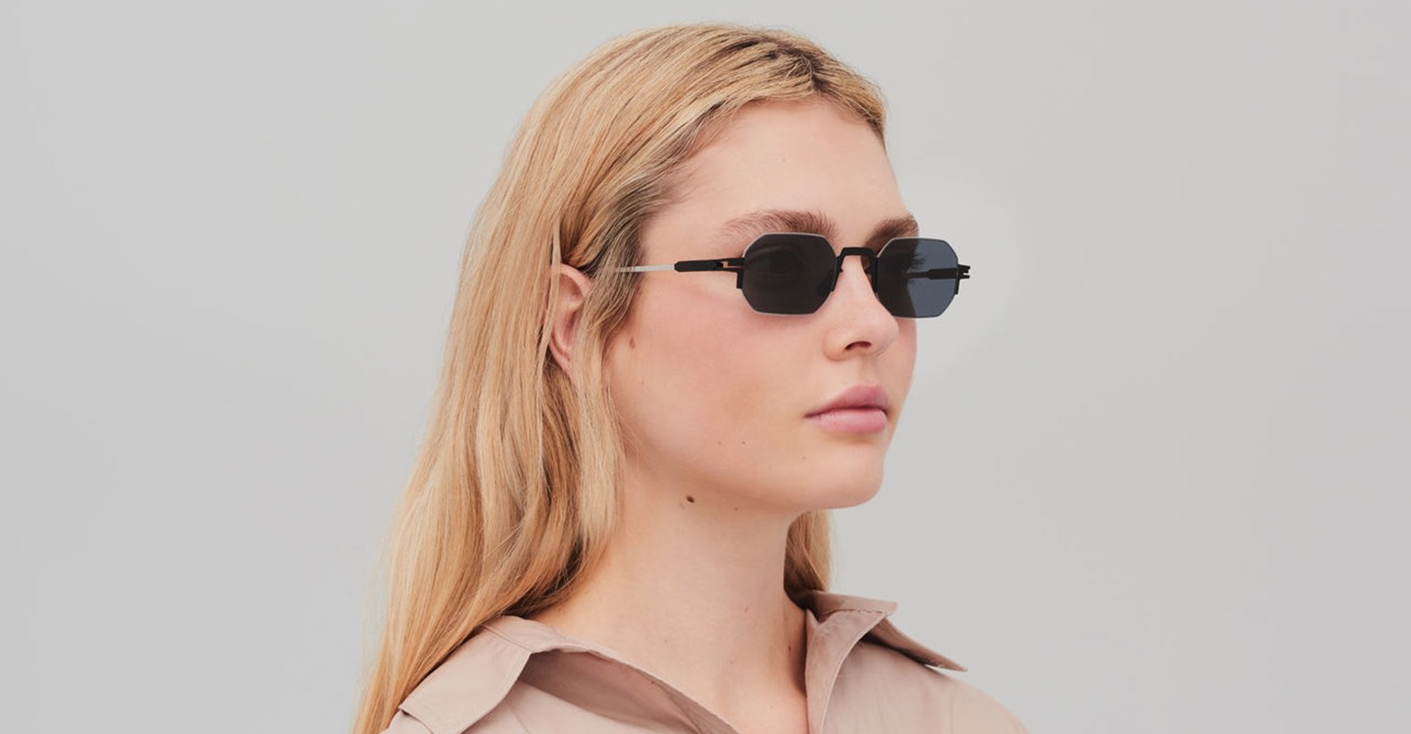 Ottica Mondello Roma - Mykita - 10091619 - STUDIO15.1 Black / Glossy Gold / Light gold Lens - stainless steel - shape  - Black, gold - EYEWEAR - SUNGLASSES - Unisex,Uomo,Donna,Women,Men - lens  - Made In Germany