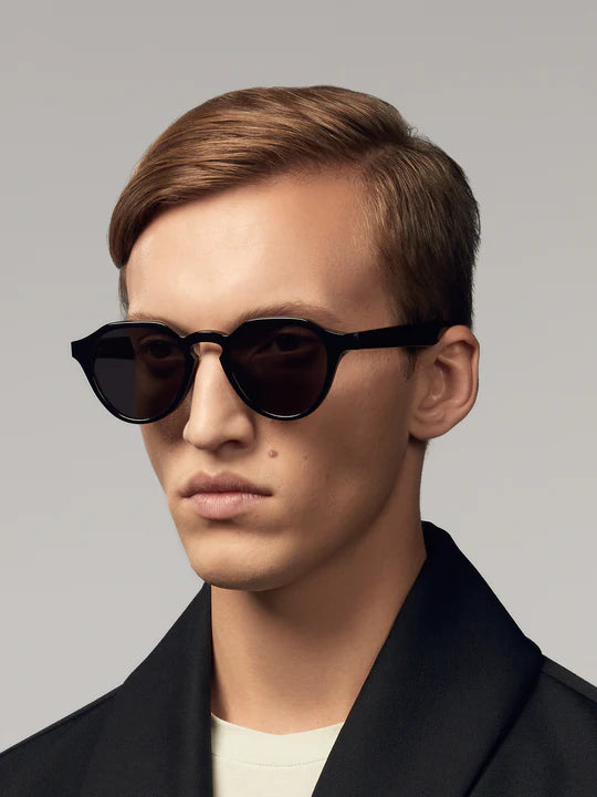Model r1 - black